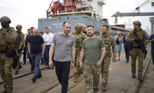 Ζελένσκι: «Πολύ νωρίς» για να χαρούμε για τις εξαγωγές σιτηρών