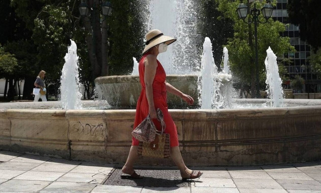 Καιρός: Ηλιοφάνεια, ζέστη και τοπικές νεφώσεις την Τρίτη - Σε ποιες περιοχές θα βρέξει