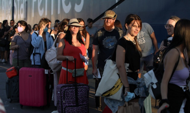 Στα ύψη τα κρούσματα σε δημοφιλείς τουριστικούς προορισμούς - Ποια νησιά «βράζουν» από κορονοϊό