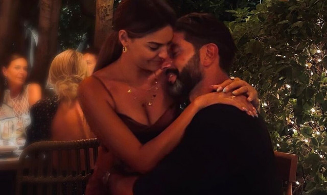 Βρισηίδα Ανδριώτου – Σπύρος Μαρτίκας: Αγκαλιές και «καυτά» φιλιά σε παραλία της Μυκόνου (vid)