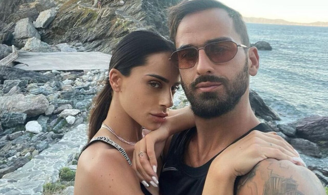 Μαρία Αντωνά - Άρης Σοϊλέδης: Τα τρυφερά φιλιά και οι αγκαλιές μέσα στη θάλασσα