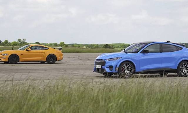 H κόντρα της χρονιάς: Ηλεκτρική εναντίον συμβατικής Μustang (vid)