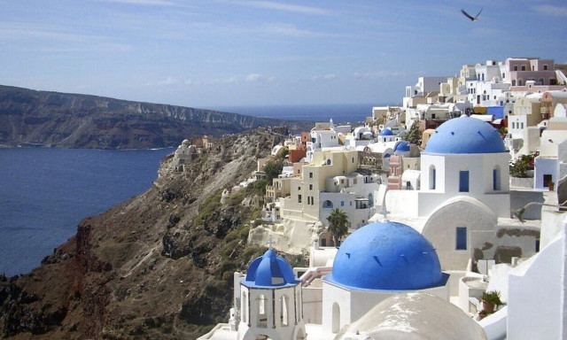 ΑΑΔΕ: Ξενοδοχεία και ενοικιαζόμενα δωμάτια στη Σαντορίνη δεν δήλωσαν πάνω από 500 πακέτα διαμονής