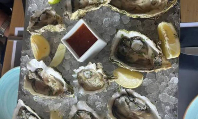 Μύκονος: Ζευγάρι Καναδών πλήρωσε «χρυσά» 12 στρείδια σε εστιατόριο