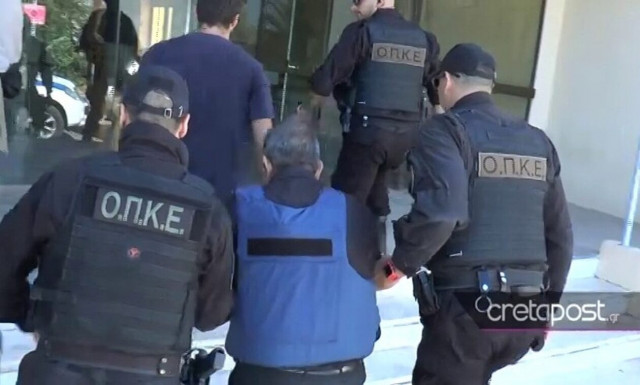 Γυναικοκτονία στην Κρήτη: Με αλεξίσφαιρο και δρακόντεια μέτρα προστασίας ο δράστης στον ανακριτή