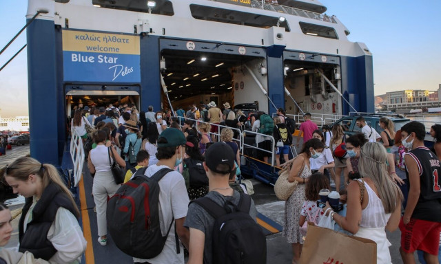 Φεύγουν και οι τελευταίοι! Αδειάζει η Αθήνα – Χαμός σε λιμάνια, αεροδρόμιο και Εθνικές Οδούς