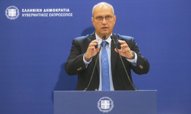 Live: Η ενημέρωση των πολιτικών συντακτών από τον Γιάννη Οικονόμου