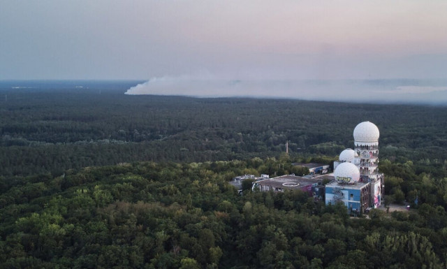 Βερολίνο: Μαίνεται η πυρκαγιά στο δάσος Γκρούνεβαλντ - Συνεχείς εκρήξεις στην αποθήκη πυρομαχικών