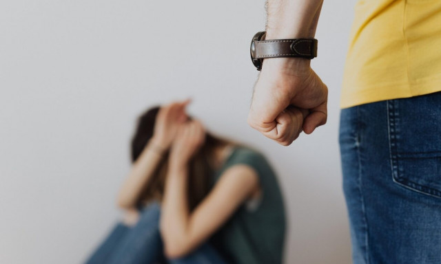 «Ήρθε προς το μέρος μου, με χτύπησε» - Συγκλονιστική μαρτυρία θύματος ενδοοικογενειακής βίας