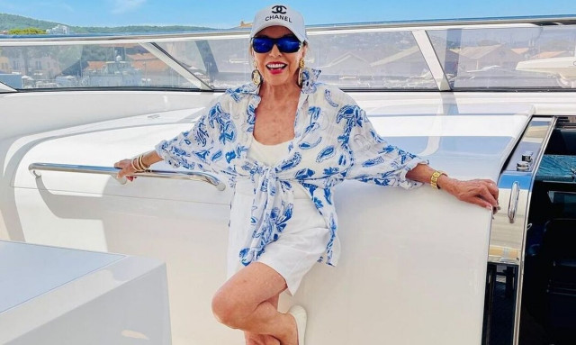 Τζόαν Κόλινς: Η 89χρονη ηθοποιός ποζάρει με μπικίνι στην αγκαλιά του συζύγου της