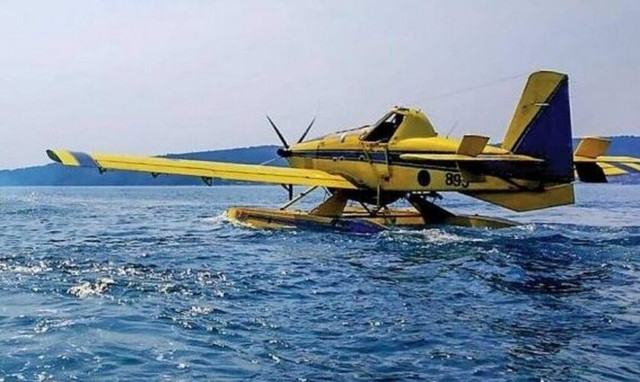 Φωτιά Νέα Πέραμος: Αναγκαστική προσθαλάσσωση πυροσβεστικού αεροσκάφους λόγω βλάβης