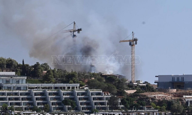 Φωτιά στον Αστέρα Βουλιαγμένης - Δεν απειλείται το ξενοδοχείο