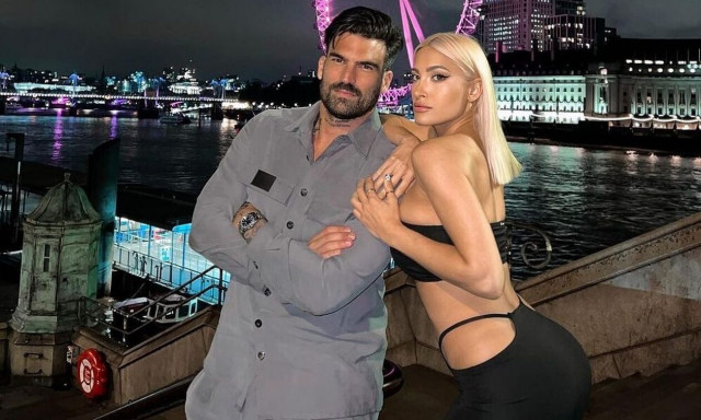 Ο Δημήτρης Αλεξάνδρου βοηθά την εγκυμονούσα Ιωάννα Τούνη στις δουλειές του σπιτιού