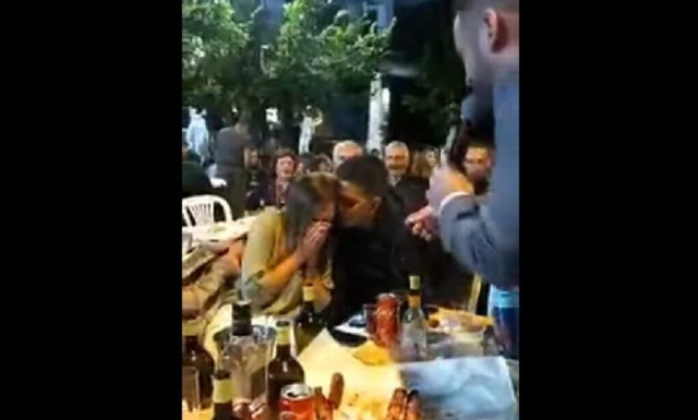 Γρεβενά: Της έκανε πρόταση γάμου με κλαρίνα στο πανηγύρι (video)