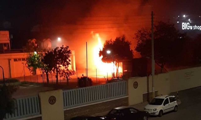 Εσβησε η φωτιά στην Ελαΐς στην Πειραιώς