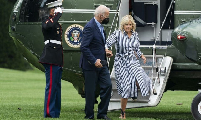 Τζο Μπάιντεν: Όλα λάθος! Μπερδεύτηκε με το σακάκι και έριξε τα γυαλιά ηλίου ο πρόεδρος των ΗΠΑ