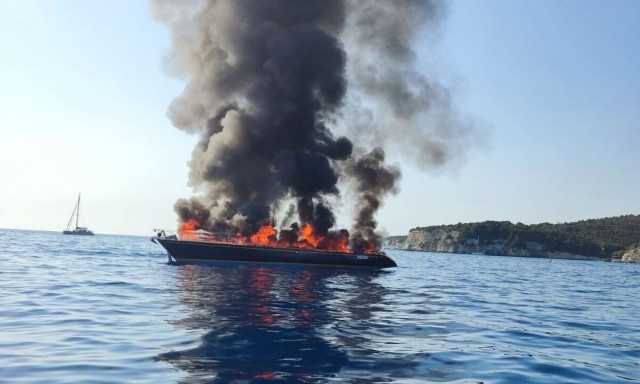 Φωτιά σε ιστιοφόρο ανοικτά των Παξών με 7 επιβαίνοντες - Συναγερμός στο Λιμενικό (vid)