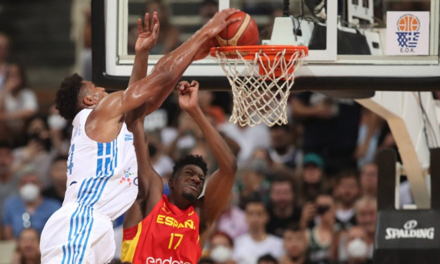 Γιάννης Αντετοκούνμπο: Το κάρφωμα που ξεσήκωσε το ΟΑΚΑ – Ρεκόρ καριέρας με την Εθνική