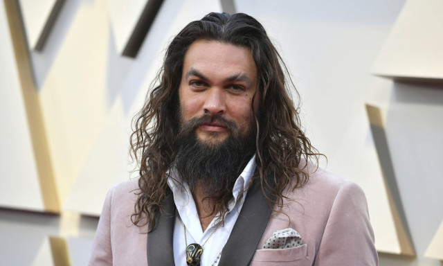 Ο Τζέισον Μομόα σε ρόλο αεροσυνοδού - Ο υπερήρωας της θάλασσας μοιράζει νερό... «στον αέρα»