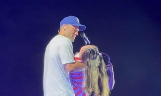 Κωνσταντίνος Αργυρός: Το παρασκήνιο με το τραγούδι στο κορίτσι που πάσχει από νωτιαία μυϊκή ατροφία