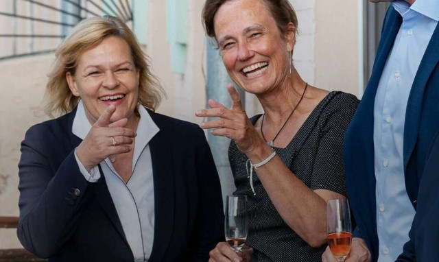 Ουκρανία: Σάλος με τη φωτογραφία Γερμανών υπουργών με γέλια και ποτό στο Κίεβο