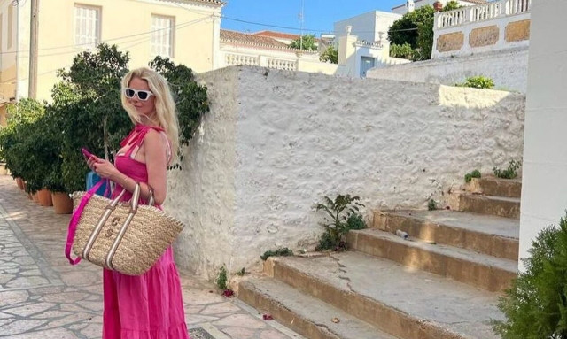 Κλόντια Σίφερ: «Η Ελλάδα καλούσε το όνομά μου» - Οι φωτογραφίες των διακοπών της στη χώρα μας