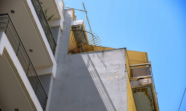 Αίγιο: «Βουτιά» 23χρονης από τον πέμπτο όροφο – Η μητέρα της δεν πρόλαβε να την πιάσει