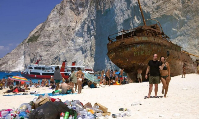 Εικόνες ντροπής στη Ζάκυνθο: Ιδιώτες καθάρισαν την παραλία – Τι λέει στο Newsbomb ο Βασίλης Κικίλιας