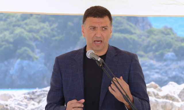 Κικίλιας για σκουπίδια στο «Ναυάγιο» της Ζακύνθου: Τέτοιες εικόνες δεν τιμούν τη χώρα μας