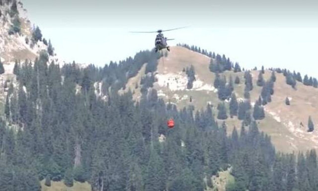 Ελβετία: Super Puma μεταφέρουν νερά σε φάρμες των Άλπεων για να πιούν τα ζώα