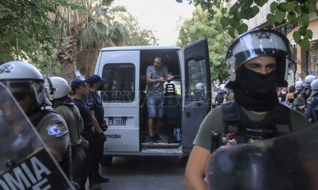 Ένταση και προσαγωγές στα Εξάρχεια -Πέταξαν ντομάτες στα ΜΑΤ για να μην γίνει το Μετρό