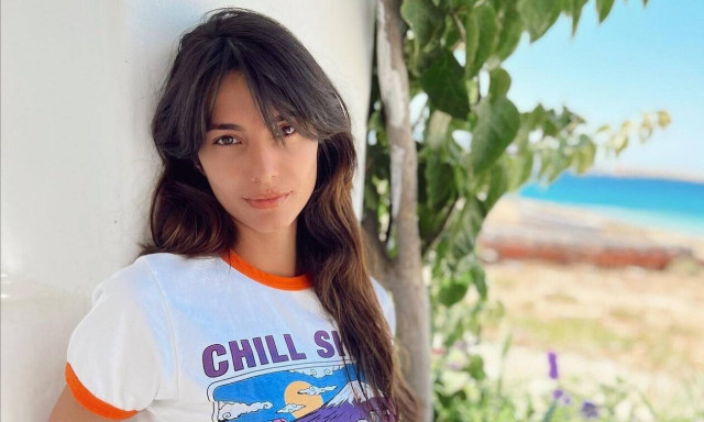 Ηλιάνα Παπαγεωργίου: Ποζάρει με βρεγμένο μπλουζάκι και χωρίς εσώρουχα