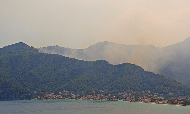 Φωτιά στη Θάσο: Καλύτερη η εικόνα στη μεγάλη πυρκαγιά - Μάχη από τα εναέρια μέσα