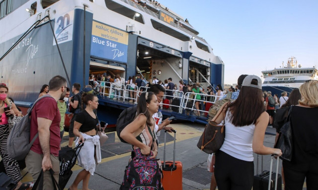 Έξοδος Δεκαπενταύγουστου: Αδειάζει η Αθήνα - 100.000 φεύγουν το τριήμερο μόνο από τα λιμάνια