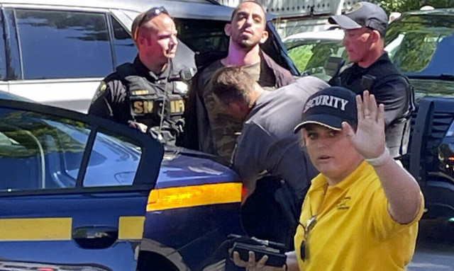 ΗΠΑ: Ένας 24χρονος από το Νιου Τζέρσεϊ ο δράστης της δολοφονικής επίθεσης στον Σαλμάν Ρούσντι