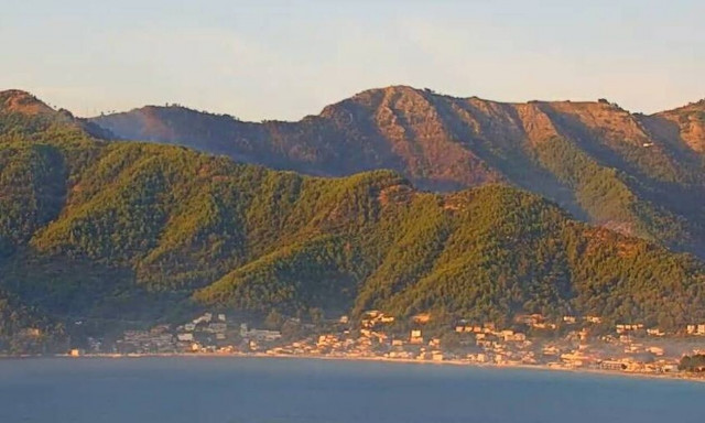 Σε ύφεση το μέτωπο στη Θάσο - Συνεχίζεται η μάχη με τις αναζωπυρώσεις