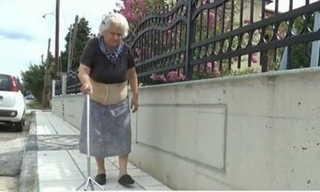 Θεσσαλονίκη: «Ήθελα μόνο να το τρομάξω», λέει η ηλικιωμένη που πέταξε μπαστούνι σε σκύλο (vid)