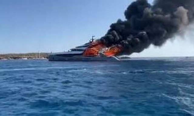 Ισπανία: Υπερπολυτελές γιοτ 23 εκατ. ευρώ έπιασε φωτιά κοντά στην Ίμπιζα