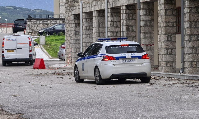 Λαμία: Αστυνομικός ο συνοδός που τα έκανε «γης μαδιάμ» - Φώναζε «θα σας σκοτώσω και θα το κάψω»