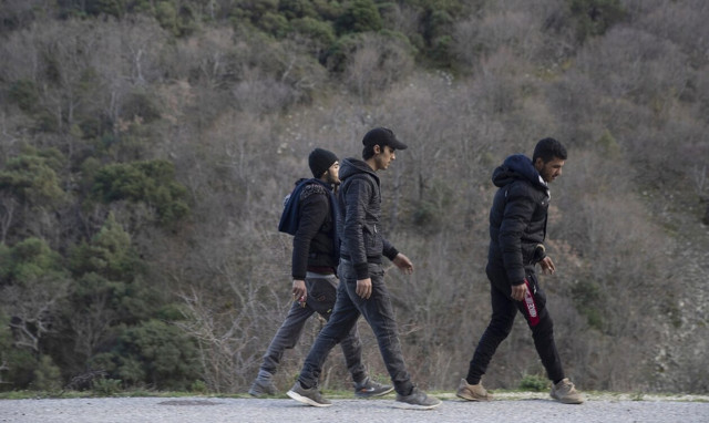 Greek police has notified Turkey of 40 migrants trapped on islet in Evros River, HQ says