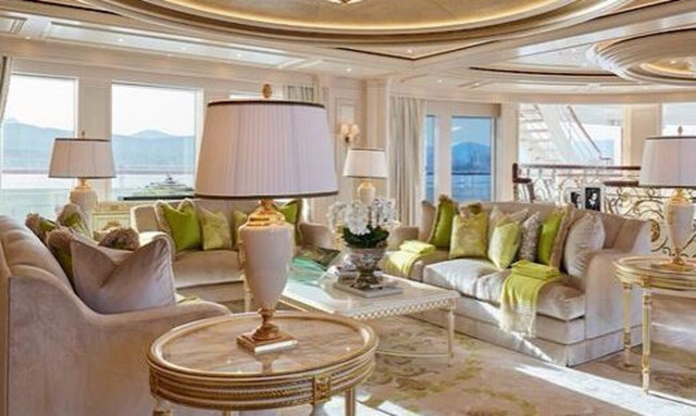 Στην Μύκονο το πλωτό παλάτι των 300 εκατ. που θυμίζει κάτι από «Δυναστεία» (video)