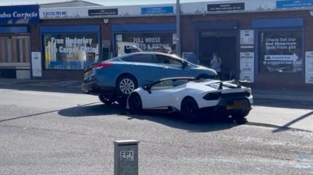Του έκανε την κάμπριο Lamborghini αξίας 250.000 λιρών... «καλοκαιρινή»