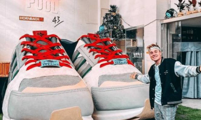 Πισίνα μέσα σε ένα κολοσσιαίο ζευγάρι αθλητικών παπουτσιών