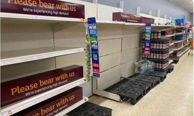 Βρετανία: Πανικός λόγω ξηρασίας - Αδειάζουν τα ράφια από εμφιαλωμένα νερά και κάνουν ντους εξπρές