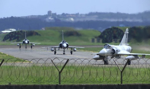 Ταϊπέι: Καταγγελία για πτήσεις κινεζικών αεροσκαφών πάνω από τη μέση γραμμή στο Στενό της Ταϊβάν