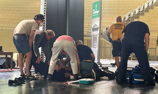 Σοκαρισμένη η παγκόσμια κοινή γνώμη από την επίθεση στον Σαλμάν Ρουσντί