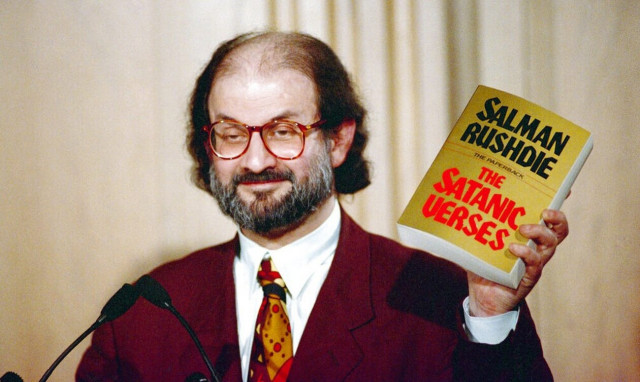 Σαλμάν Ρουσντί: Σε αναπνευστήρα ο συγγραφέας, ανίκανος να μιλήσει - Μπορεί να χάσει το μάτι του
