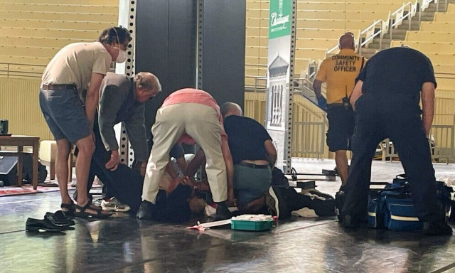 Σαλμάν Ρουσντί: Η κατάσταση της υγείας του μετά την αποσύνδεσή του από τον αναπνευστήρα