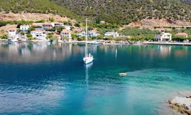 Ο γραφικός οικισμός της Φωκίδας με το λιλιπούτειο νησάκι του Αγίου Νικολάου