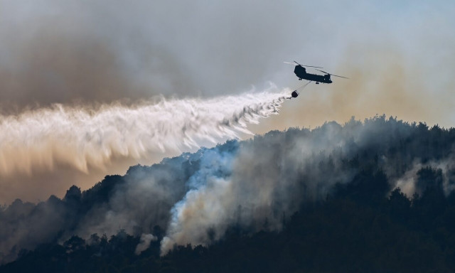 Μαίνεται η φωτιά στη Θάσο – Η εικόνα από το μέτωπο